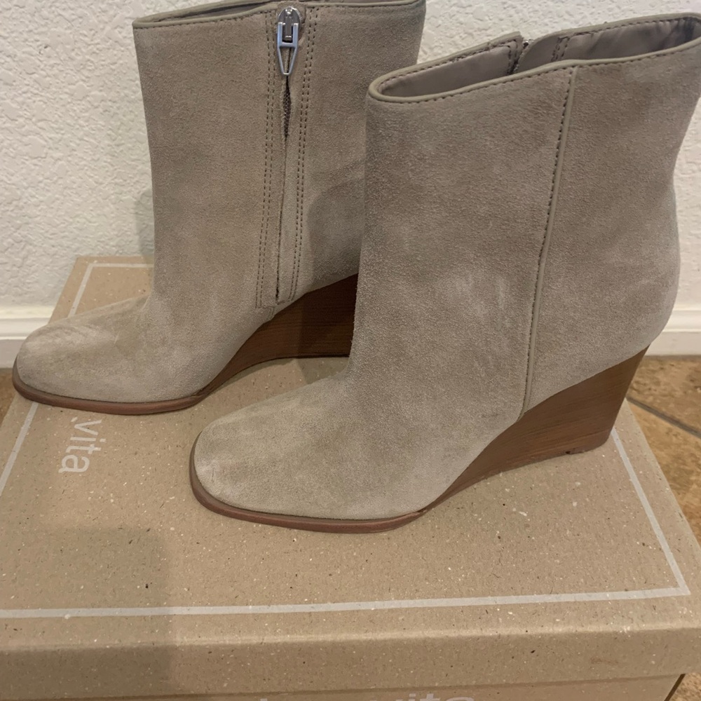 Dolce Vita Women's Cream Ankle Boots - Picture 4 of 6